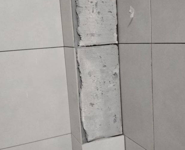 汉中市瓷砖空鼓维修公司分享下瓷砖施工前基层浇水润湿程度不足，可能导致以下问题