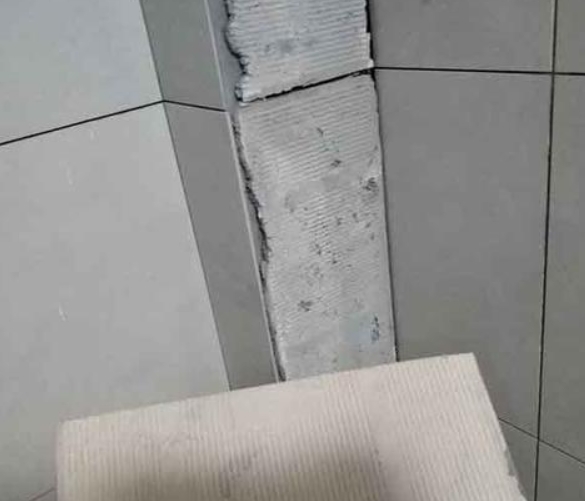 汉中市瓷砖空鼓维修公司分享下厨房瓷砖脱落的补救措施。